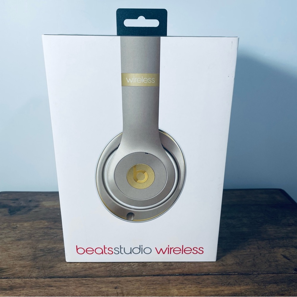 Beats wireless set of 2 BOXES ONLY